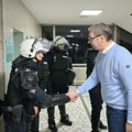 Vučić Posetio policajce koji su trpeli teror u Novom Sadu: Uzdržali su se i pokazali odgovornost (foto)