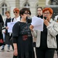 FOTO: Uličnim performansom i tribinom obeležen Dan sećanja na žrtve nasilja u Srbiji