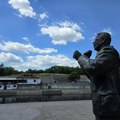 Oskrnavljen spomenik Šabanu Bajramoviću na keju