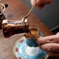 Turkinja pokazala kako se pravilno kuva kafa: Samo ovako će imati najbolji ukus koji ste osetili (video)