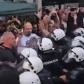 Sramno! Milan Čanak komanduje na društvenim mrežama, a Miša Bačulov predvodi teroristički napad na policiju! (VIDEO)