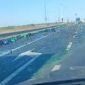 VIDEO Flaše piva ispale iz kamiona na putu kod Novog Sada: Srča rasuta po celom kolovozu