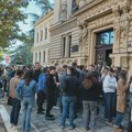Tri nastavnika Valjevske gimnazije dobila otkaz, skup podrške ispred škole