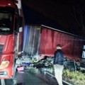 Jeziva scena kod Kruševca: Automobil pod prikolicom šlepera potpuno smrskan posle teške nesreće