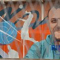 Voljeni nastavnik iz Čačka nikad neće biti zaboravljen: Na zidu škole u kojoj je radio oslikan mural posvećen Nenadu Grujiću…
