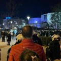 „Dalje ruke od Miletića“: Demonstranti na Trgu slobode, veliki broj pristalica vlasti ispred SNP-a (VIDEO, FOTO)