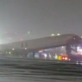 Prepolovljen avion sa 100 putnika unutra: Letelica se sudarila sa vozilom pri sletanju - policija zatvorila aerodrom (video)