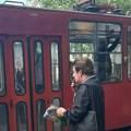 Naš pevač prodavao ešarpe u Knez Mihailovoj stekao ogromnu popularnost, a sada živi normalnim životom i vozi se tramvajem po…