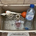 Odmah stavite plastičnu flašu u vodokotlić: Otkriven je genijalan trik za manji račun za vodu