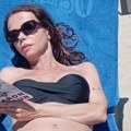 Voditeljka se skinula u šestoj deceniji: Uslikana u smeloj pozi, a njoj mini bikini - objava iznenadila sve