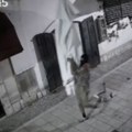 Snimak krađe suncobrana iz vinoteke: Lopov bez blama ordinira sa fantomkom na glavi (video)