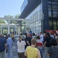Senat UNS-a na “tajnom” glasanju odlučuju o žalbi profesora Mihića, građani i članovi akademske zajednice ispred Rektorata…