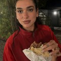 Dokle više?! Dua Lipa ponovo razbesnela Srbe: Leskovačku pljeskavicu predstavila kao "tradicionalni kosovski sendvič"