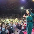 Dragana Mirković ponovo oborila rekord: Hiljade ljudi pevale uglas u Velikoj Kladuši (foto)