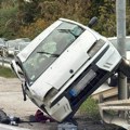 Izgubio kontrolu, pa se zakucao u ogradu Teška nesreća na obilaznici kod Čačka: Ima povređenih (foto)