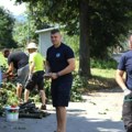 Radnici "Vodovoda" uklanjaju stabla oborena u nevremenu u krugu Fabrike vode