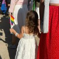 Ruskinja na paradu dovela ćerku i sina: Malecka drži zastavu, a dečak (9) "zna o čemu se radi"