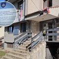 Postavljena tabla "Republika Kosovo" u Leposaviću! Skinute zastave Srbije i Ujedinjenih nacija (VIDEO)