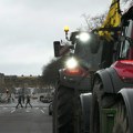 Francuski farmeri blokirali poznate pariske lokacije traktorima i senom