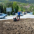 Prijepoljci ostali u čudu: Freze i uređivanja zelene površine prihvatila se osoba koju niko nije očekivao, Drago ponovo…