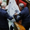 Poslanik upao u parlament obučen kao duh, obezbeđenje ga iznelo iz sale: Na grudima napisao moćnu reč