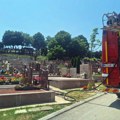 Požar na groblju: Vatra progutala tuje, vatrogasci odmah izašli na teren i brzo reagovali (foto)