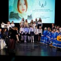 Fondacija Angelina poklonila maturske haljine i odela za decu bez roditelja