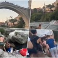 Uznemirujuće - turista skočio sa Starog mosta, mostarci ga prebili! Pojavio se snimak, nekoliko njih nasrće na čoveka koji je…