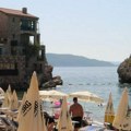 Ležaljke na crnogorskoj plaži koštaju čak 200 evra: Nemojte da se šokirate kada odete, ovo je razlog