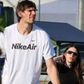 Razlika u visini od 61 cm nije prepreka za ljubav: Svi gledali u Bobana Marjanovića i njegovu suprugu na aerodromu