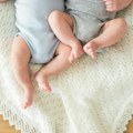 (Foto) u jednom trenutku bila je i porodilja i trudnica Jelena rodila dve bebe u razmaku od 40 dana, proglasili je za čudo od…