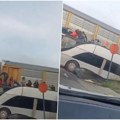 Strava i užas! Voz udario u putnički autobus! Poginulo osam, povređeno 45 ljudi! Krhotine i tela razbacani na sve strane…