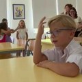 "Hoću samo da spavam" Mali David krenuo u prvi razred pa iskrenim odgovorom o školi nasmejao ceo region (video)