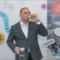(VIDEO) Gradonačelnik Zrenjanina pio gradsku vodu, sugrađani mu ne veruju da je ispravna