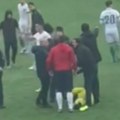 Skandalozni snimak iz komšiluka! Golman brutalno pretučen na utakmici, hitno prebačen u bolnicu