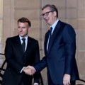 Vučić stigao u Pariz, dočekao ga Makron