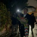 Жика Јакшић стигао на крсну славу Живојиновића: Водитељ елегантан у капуту, у рукама огроман букет