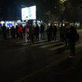Incident na protestu podrške u Leskovcu, taksista umalo udario demonstrante