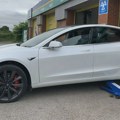 Vlasnik električnog automobila se požalio da mu auto bukvalno „jede“ gume, a onda otkrio način kako da dobije nove i to…