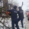 Безбедност грађана на првом месту: Полиција и спасиоци пружају помоћ старијима и изолованим породицама