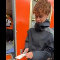 Siner stoji ispred tramvaja i proverava ljudima karte! Ne, nije montaža - pogledajte snimak koji obilazi planetu, Janik…
