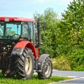 Poljoprivrednici "do daljeg" traktorima blokirali raskrsnicu na ulazu u Raču, najavljena radikalizacija