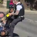 Terorista krenuo nožem na londonske policajce, pa ga išutirali u glavu: Ovo je trenutak kada je pao muškarac koji je izbo…