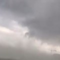 (Video) Krenulo nevreme u Surčinu, tamni oblaci prekrili nebo, vetar nosi sve pred sobom, u centru Beograda tutnji grmljavina