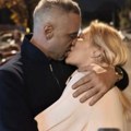 Bivši političar nakon razvoda uživa u novoj ljubavi! Ljubi atraktivnu plavušu nasred ulice: "Volim svim srcem"