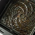 Масноћа из фритезе отопиће се без рибања, само убаците овај састојак: "Све је готово у 5 минута"