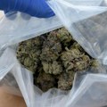 Bežao od policije sa marihuanom, u lokalu krio i kokain