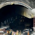 Spasioci stigli na oko pet metara od radnika zarobljenih u urušenom tunelu u Indiji