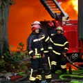 Veliki požar u fabrici u Obrenovcu: Na terenu pet vatrogasnih ekipa