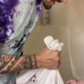 Snimak koji je šokirao ljude na mrežama Tata ćerku umotao u džak i odneo je u kupatilo (video)